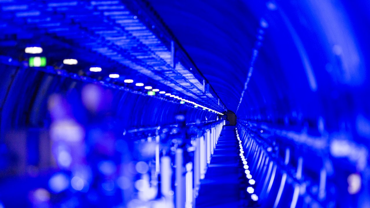 Tunnel mit langer Rohrleitung in blauem Licht