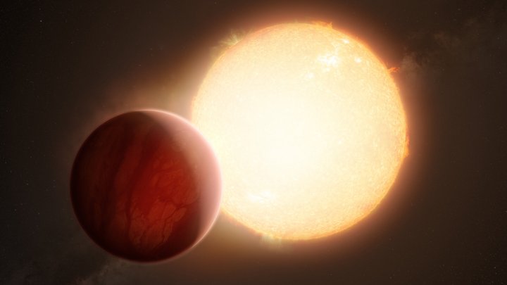 Rötlicher Planet vor einem hell leuchtenden Himmelskörper