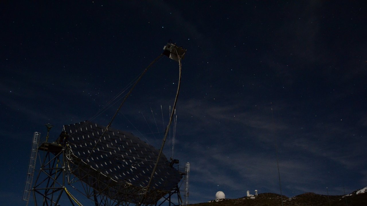 Ein großes Teleskop mit zahlreichen Spiegelsegmente vor dem Nachthimmel.
