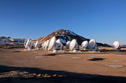 Weiße Antennenschüsseln in der Wüste