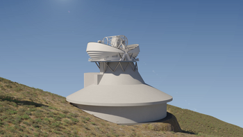 Visualisierung des European Solar Telescope am Standort auf La Palma: Das offene Teleskop steht auf einem massiven weißen Baukörper in einer kargen, grünen Berglandschaft unter blauem Himmel.
