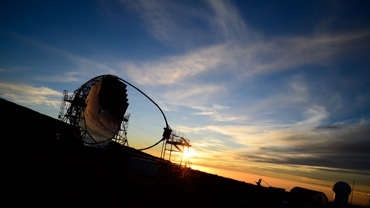 Großes Teleskop mit Spiegelsegmenten am Berghang bei Sonnenuntergang