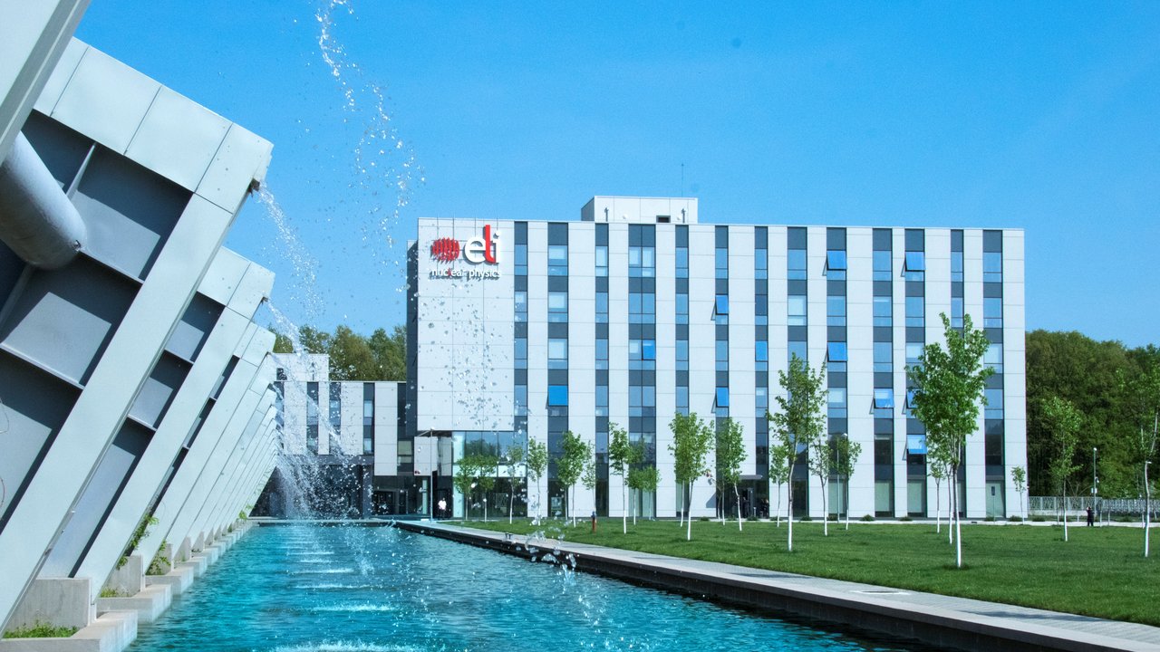 Springbrunnen im Vordergrund, im Hintergrund modernes Bürogebäude