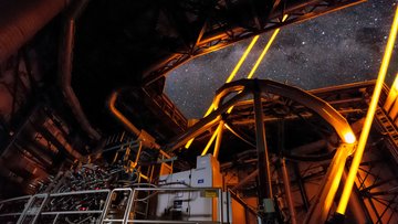 Teleskop mit Lasern, die in den Nachthimmel strahlen
