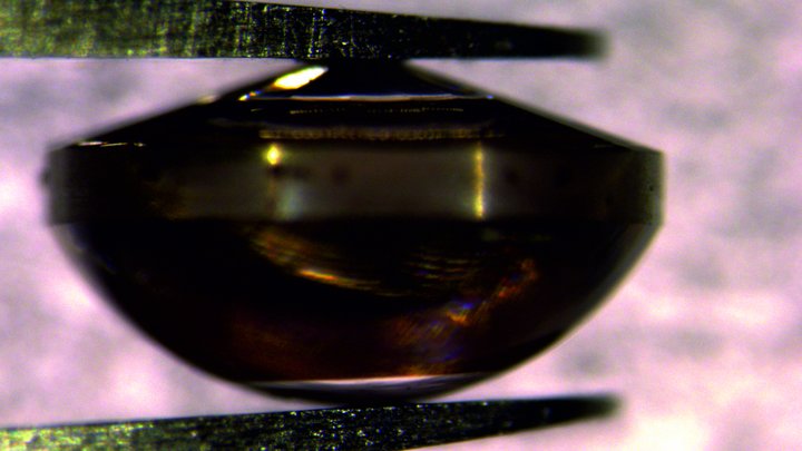 Das Bild zeigt einen Diamantstempel mit einer runden Tafel 