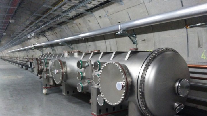 Ein großer, länglicher, metallener Tank steht an der Wan eines sehr langen, großen Tunnels.
