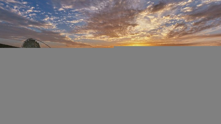 Vier Antennenanlagen mit riesigen gebogenen Spiegeln auf einem mit Bäumen beachsenen Berg, im Hintergrund geht die Sonne unter