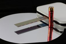 Ein DePFET-Pixeldetektormodul sieht aus wie ein längliches, dünnes, rechteckiges Blättchen. Daneben befindet sich eine AAA-Batterie zum Größenvergleich. 