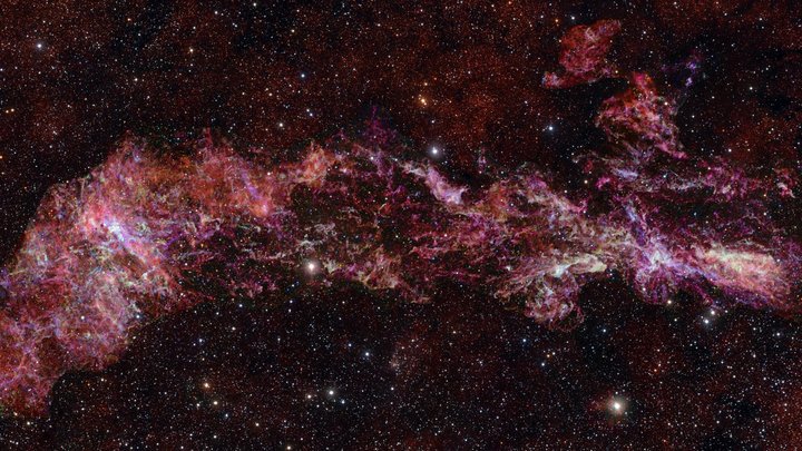 Leuchtendes Sternenband mit farbig leuchtenden Wolken und Sternen